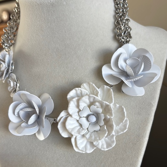 Simply Vera Vera Wang White Floral Necklace - Picture 3 of 10